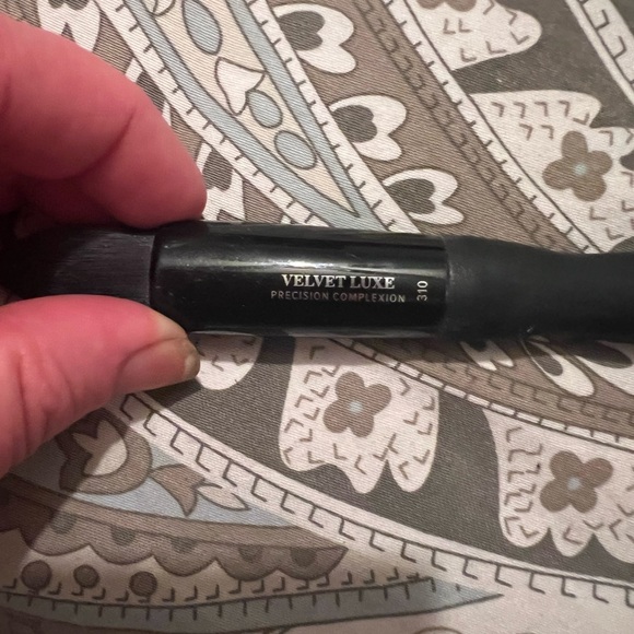 It cosmetics velvet luxe precision complexion 310 - Picture 2 of 2